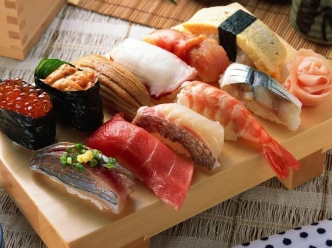 Какая рыба, традиционная для японской кухни, при неправильном приготовлении может вызвать интоксикацию?