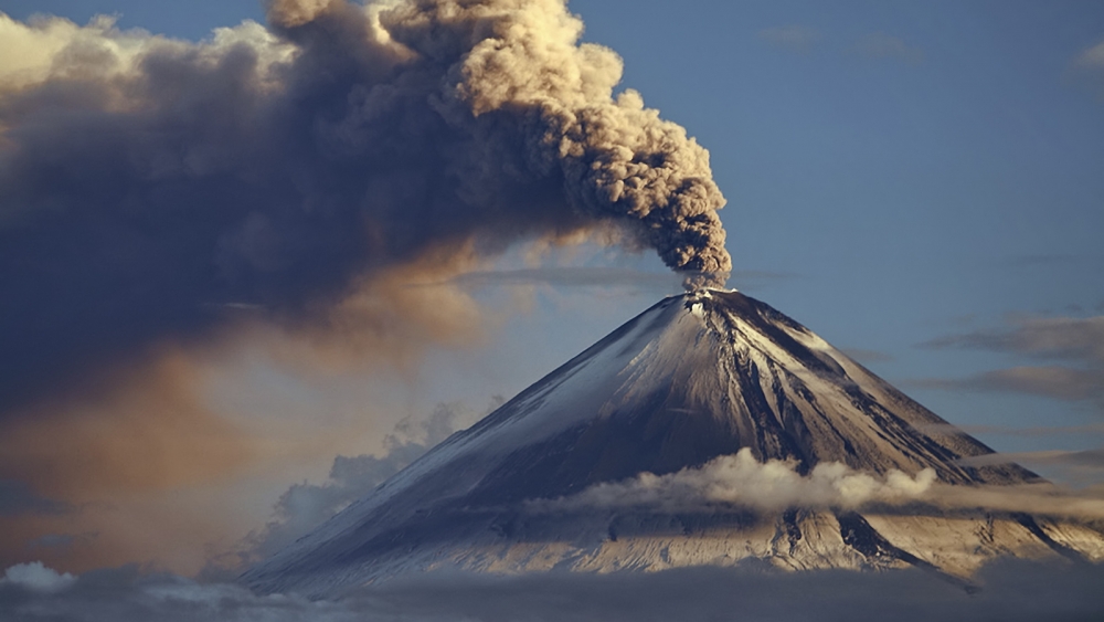  Этот вулкан расположен на берегу Неаполитанского залива на юге Италии, в 15 км от Неаполя.