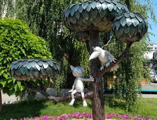 В каком городе находится памятник котёнку с улицы Лизюкова?
