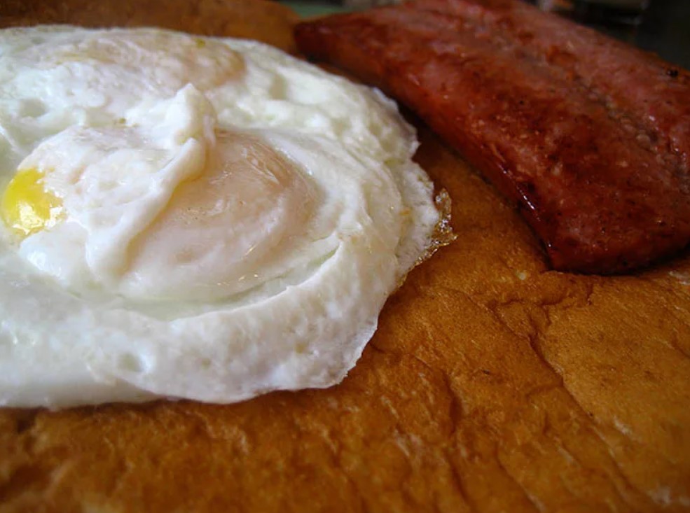 В какой стране принято есть на завтрак оленину и жаренное яйцо на блинчиках?