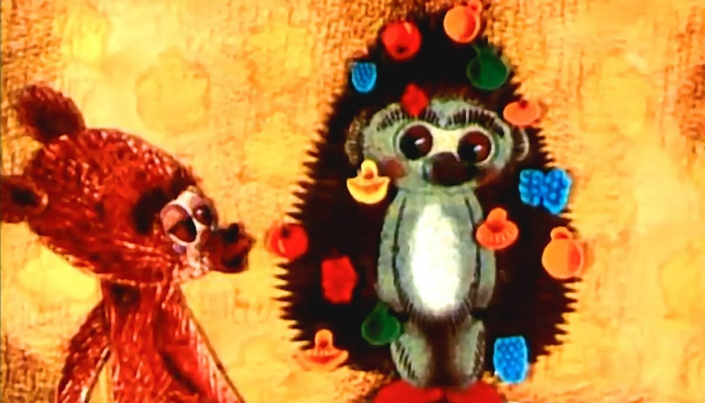   Что подарил Медвежонок Ёжику в мультфильме «Как Ёжик и Медвежонок встречали Новый год»?