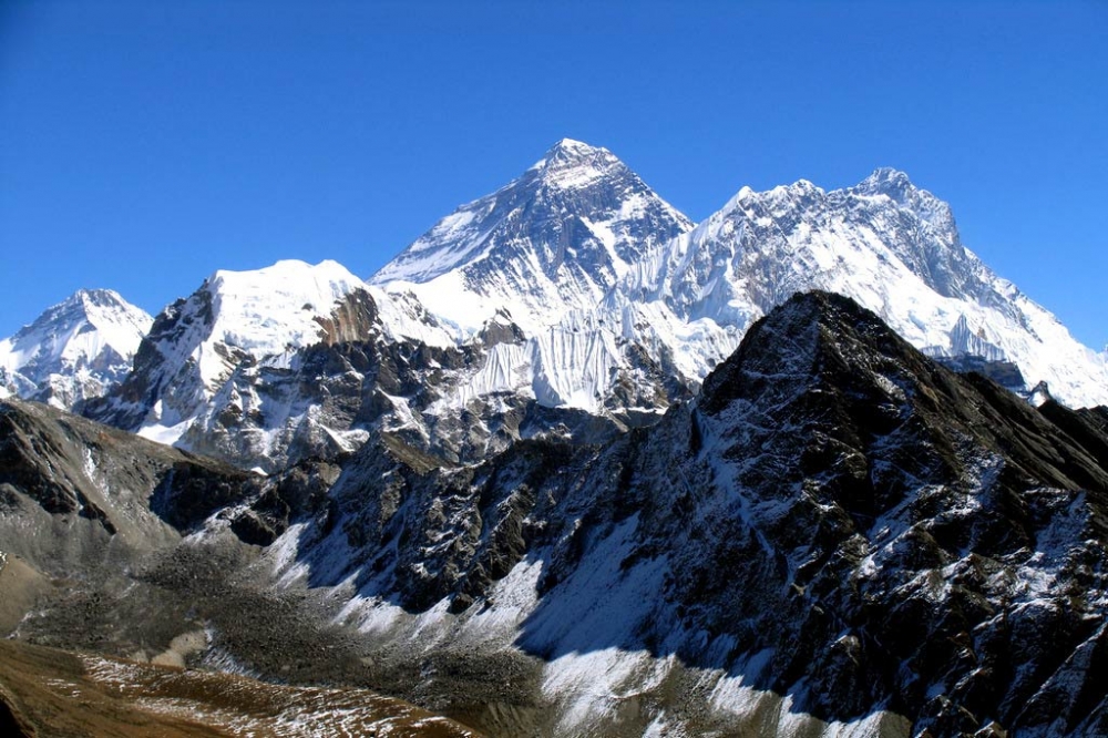 В каких горах расположена самая высокая вершина мира — Джомолунгма, или, как её ещё называют, Эверест, Сагарматха или Шэнмуфэн?