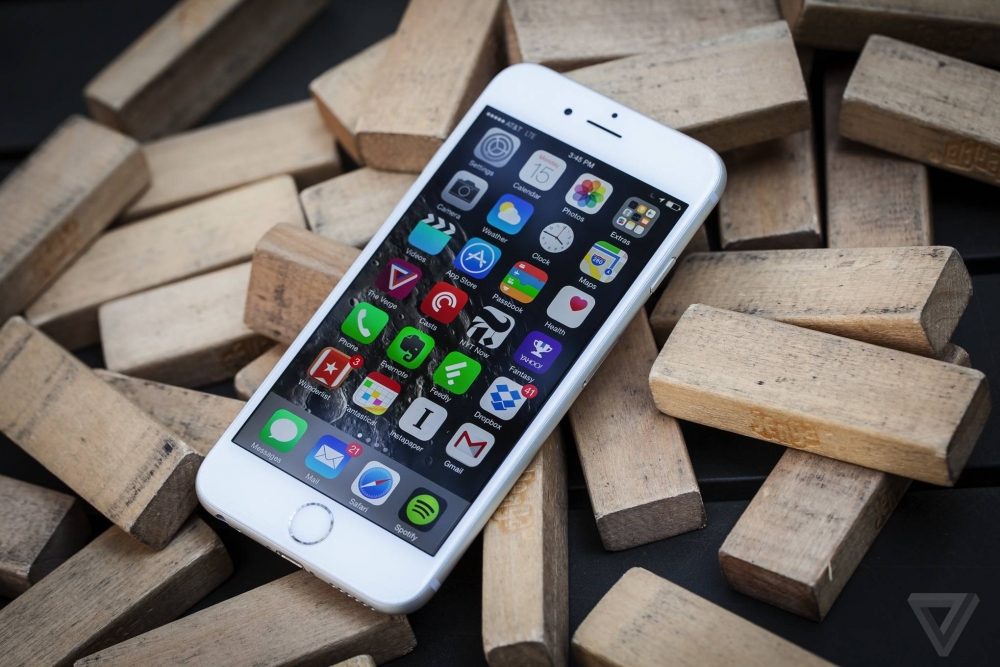 Какая модель смартфонов iPhone впервые вышла с 256 Гб памяти?