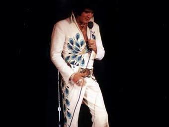 За сколько тысяч $ продали на аукционе знаменитый «павлиний» костюм Элвиса?