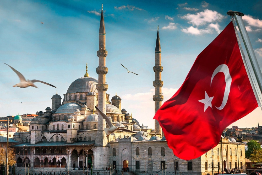 В ХХ веке турецкая столица была перенесена из одного города в другой. Какой город сейчас официально является столицей Турции?