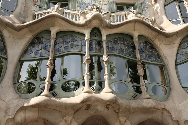 Какой известный всему миру гениальный архитектор, автор впечатляющих своей фантастичностью зданий Барселоны - уроженец Испании?