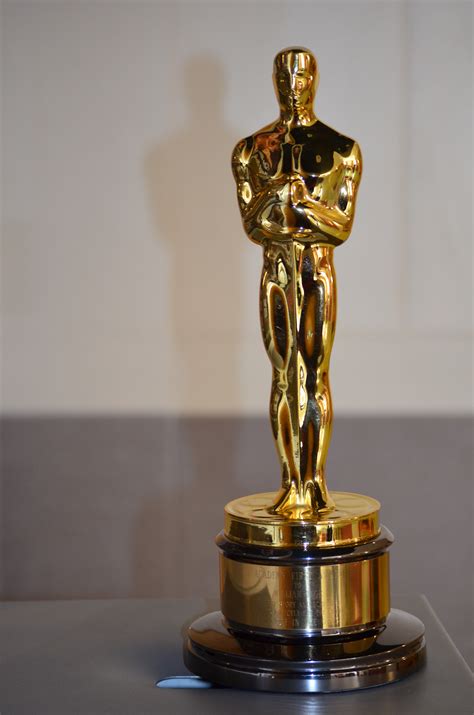 Статуэтка Оскар весит примерно 3,5 - 3,85 кг. А какого она роста?