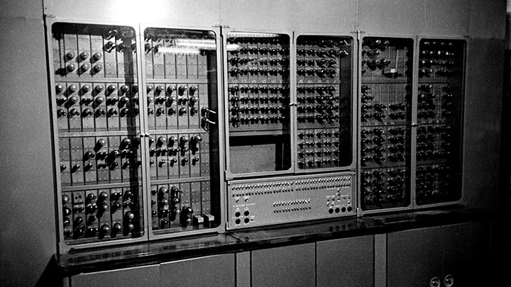 Перфокарта - первый носитель информации, однако появление этого приспособления не связано с информатикой. Кто является изобретателем перфокарт?