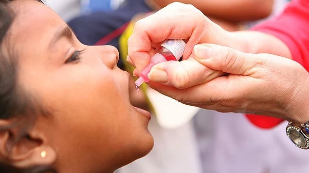 В каком десятилетии изобрели оральную вакцину от полиомиелита?