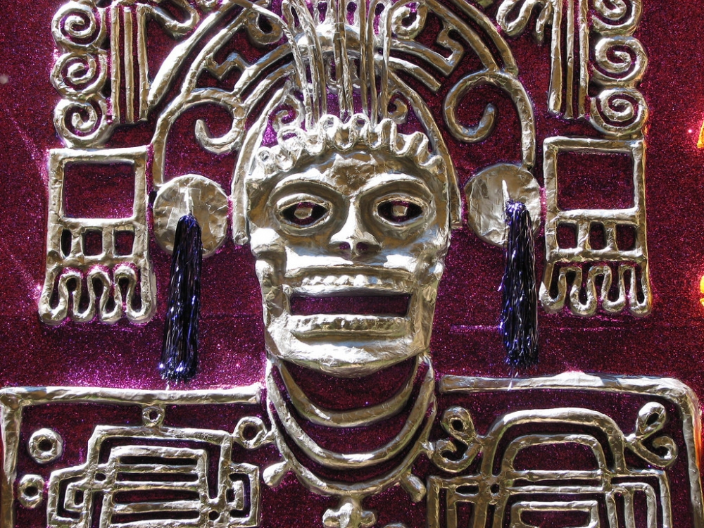   Какого ацтекского бога изображали в виде окровавленного скелета или человека с зубастым черепом вместо головы?