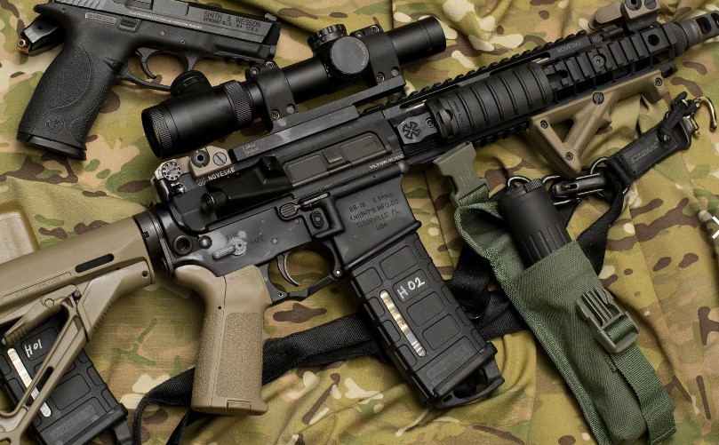 Выступ в центре капсюльного гнезда гильзы патрона стрелкового оружия