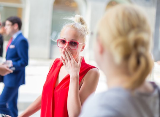 В каком порядке следует представлять людей при знакомстве?