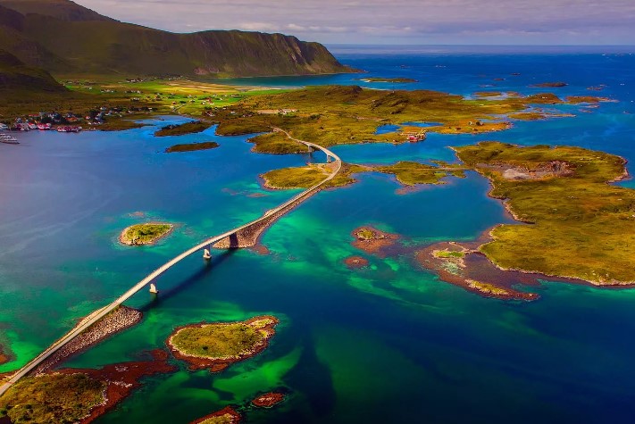 От каких двух греческих слов образовалось название «архипелаг»?