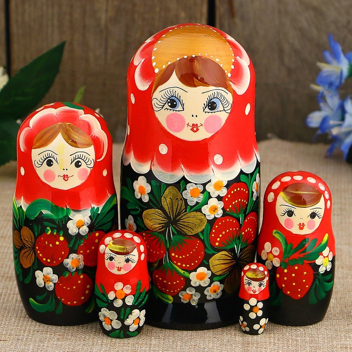 Русская деревянная игрушка в виде расписной куклы, внутри которой находятся подобные ей куклы меньшего размера: