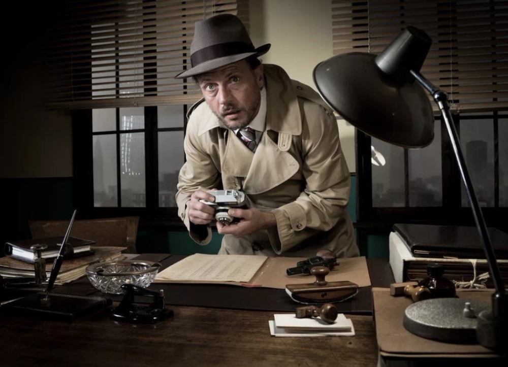 Кто из героев детективных романов, успешно проводивший расследования преступлений, был по профессии адвокатом? И кто автор произведений о нём?