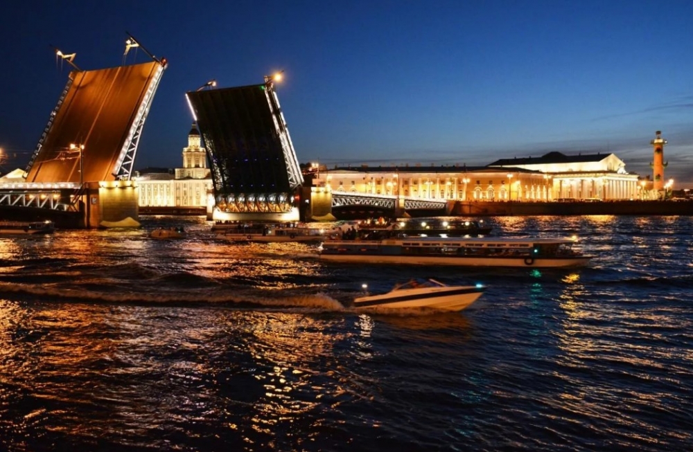 Какие острова соединяет Дворцовый мост?