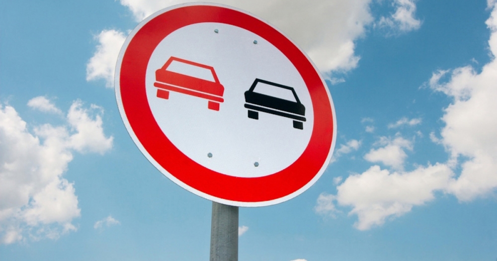 Разрешен ли на перекрестке обгон одиночных транспортных средств, движущихся со скоростью менее 30 км/ч