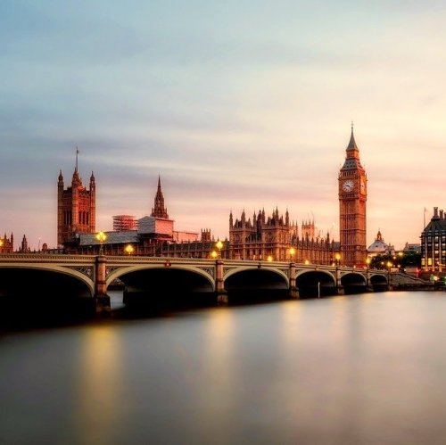  Между этим государством и Францией расположен пролив Ла-Манш, под которым был построен Евротоннель, открытый в 1994 году.