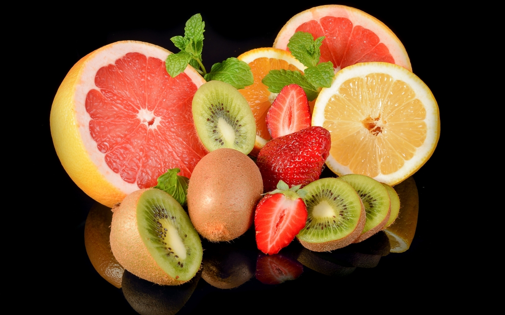  В каком фрукте из списка больше витамина C?