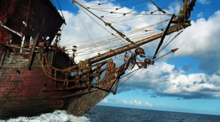 Что украшает мачту пиратского судна?