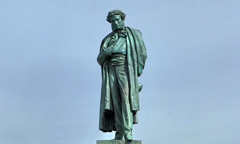 Где изначально стоял памятник А. С. Пушкину?