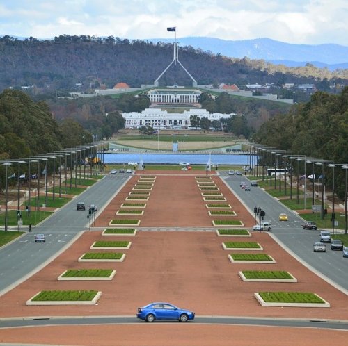  Столица этого государства расположена недалеко от гор Бриндабелла.