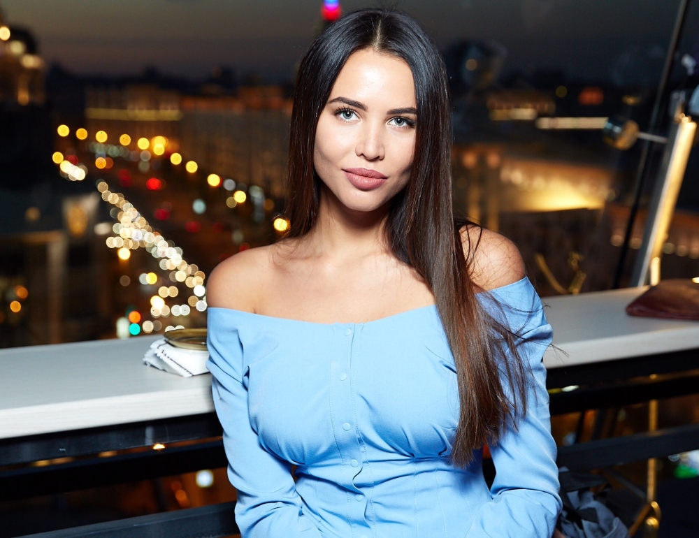 Ее Instagram насчитывает более 2 млн. подписчиков, она открыла клинику и салон красоты в Москве в 20 лет, 1-я вице-мисс Россия 2014 года. О ком идет речь?