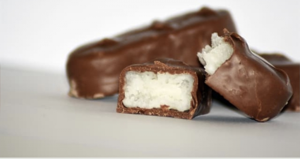 Как называется популярный батончик с мякотью кокоса покрытый молочным шоколадом?