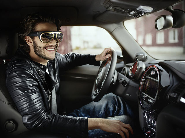 Испанцы не очень доверяют очкарикам за рулем. Поэтому если вы водите в очках, то обязаны иметь при себе…