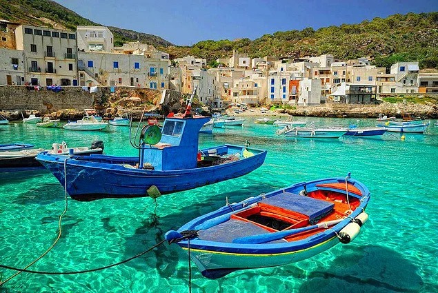 В каком море расположена Сицилия?