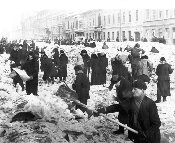 Как называется кладбище Ленинграда, где захоронены сотни блокадников