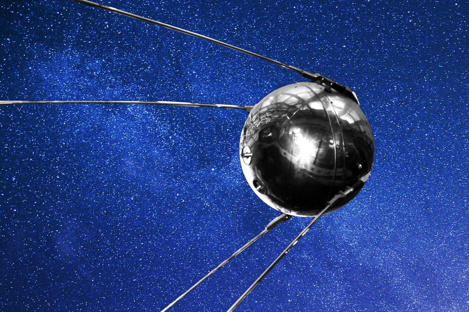 Какой космический телескоп был отправлен на орбиту космическим шаттлом в апреле 1990 года?