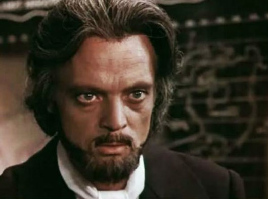 Если вы хотите прочесть книгу о капитане Немо, вам нужно искать ее на полке с произведениями…