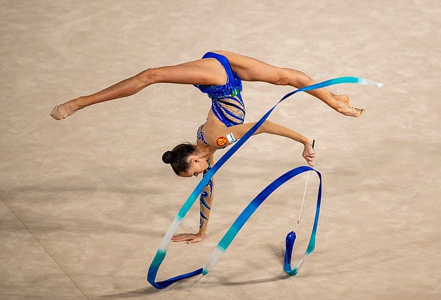 Какая гимнастка стала первой не из Восточной Европы, кто выиграл Олимпиаду в программе многоборья?