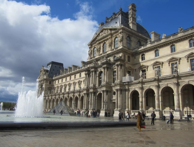 Кем в частном порядке была приобретена коллекция произведений искусства, с которой начинает свою историю Санкт-петербургский Эрмитаж, как музей?