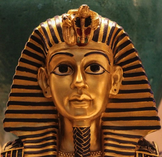 Дружественный Коллегии Богов, шестой фараон I династии Раннего царства Древнего Египта.