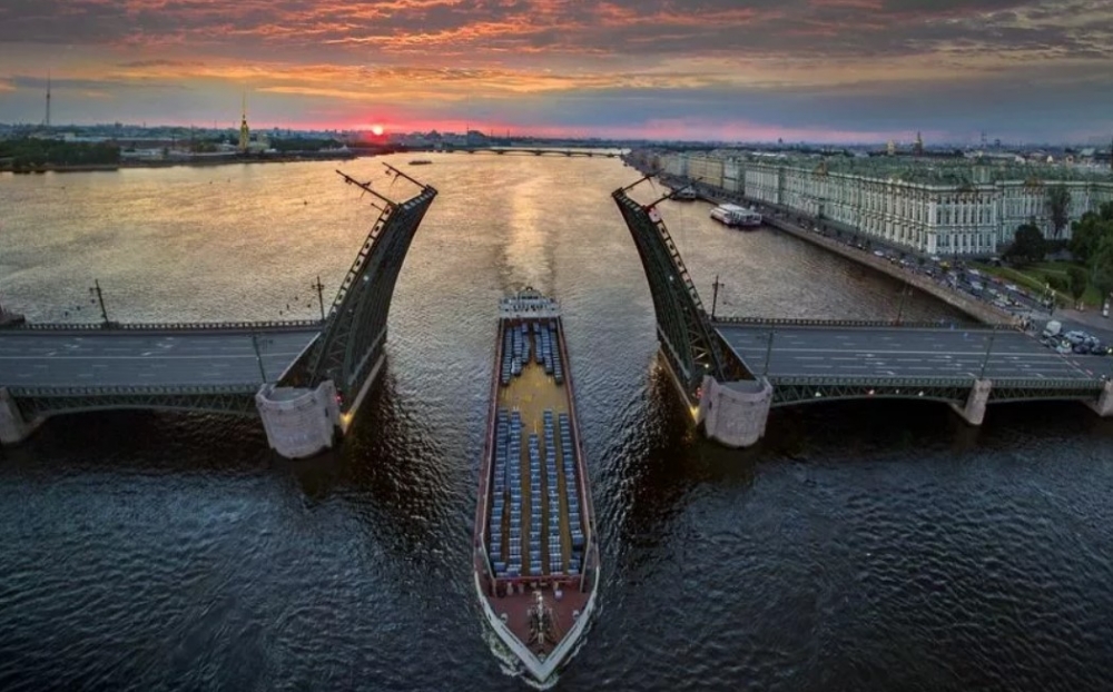 Через какую реку перекинут Троицкий мост?