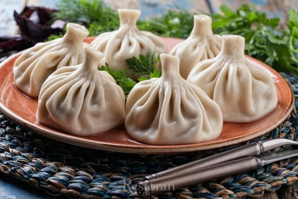 Позы или по-другому буузы — это традиционное бурятское и монгольское блюдо, одновременно напоминающее тюркские манты и грузинские хинкали. Есть у него аналог и в китайской кухне. Это — ...