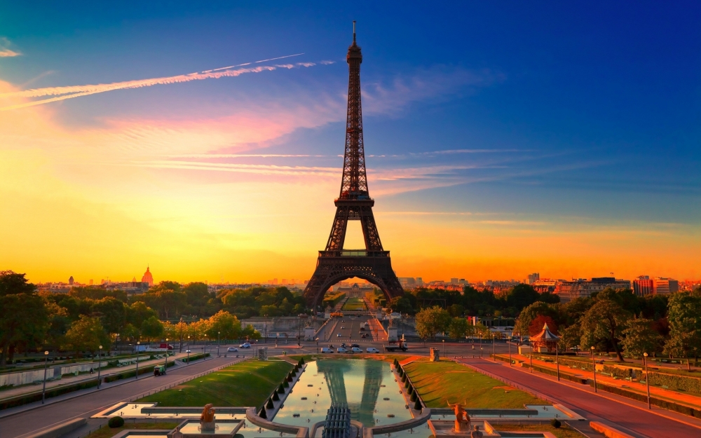 Какой из крупнейших в мире музеев расположен в центре Парижа, на правом берегу Сены?