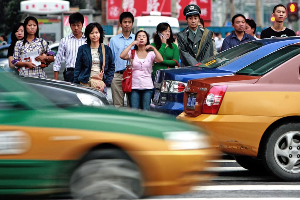 Что нужно сделать, когда подъезжаете к знаку пешеходного перехода в Китае?