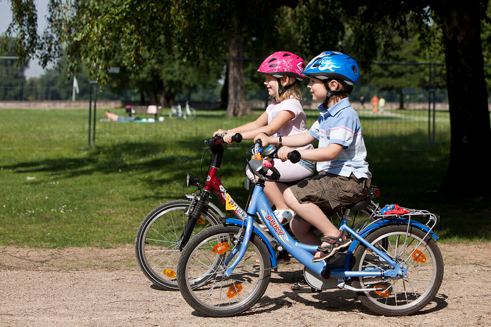 С какого возраста разрешается детям ездить на велосипеде по улицам и дорогам?