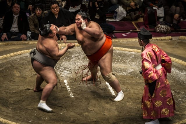 Что борцы сумо разбрасывают по рингу перед поединком?