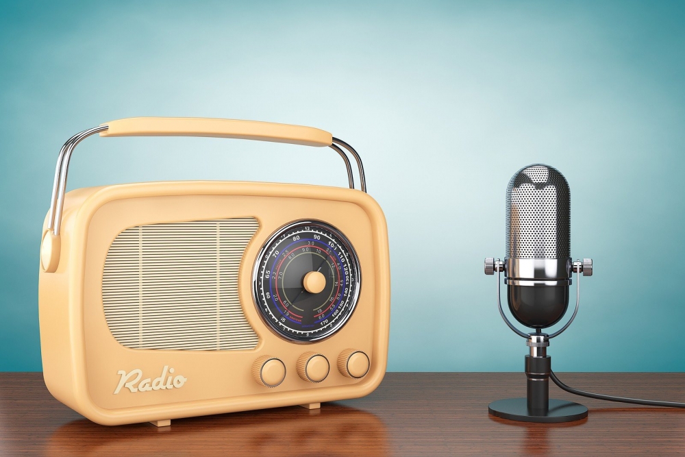 Кто, по одной из версий, изобрел радио?