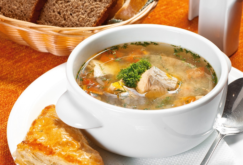 Калья — это русские суп на огуречном рассоле. На каком бульоне он готовиться? 