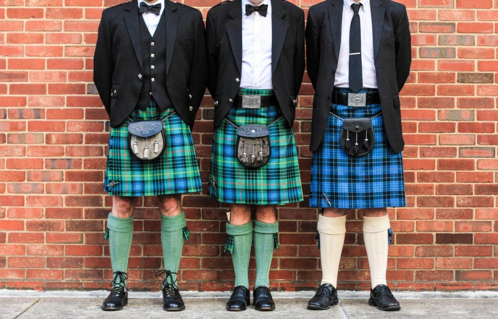  Килт — традиционная одежда шотландских мужчин. Он изготавливается из шерстяной ткани с орнаментом из клеток и полос, который в России называют «шотландкой». Это — ...