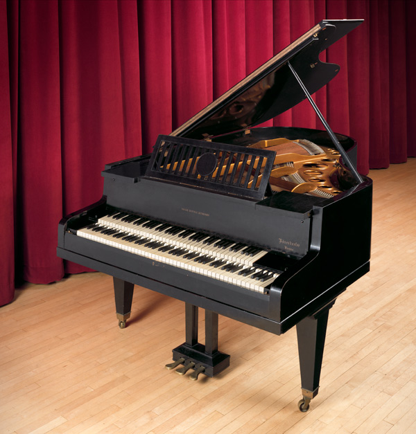 Из какого материала на 75% состоит фортепиано - рояль и пианино?