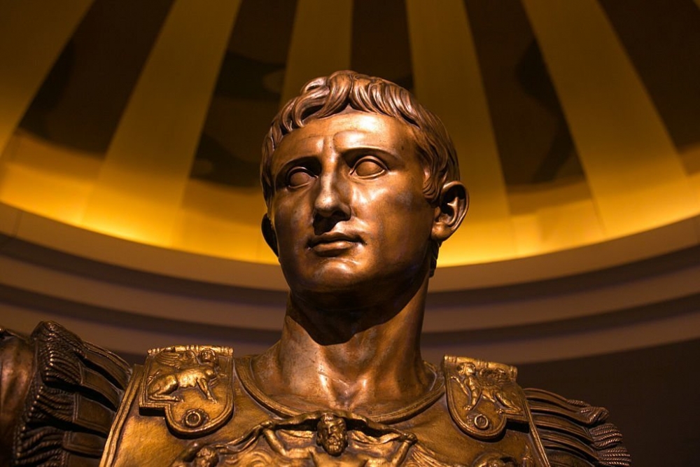 Когда Цезарь захватил власть и стал диктатором?