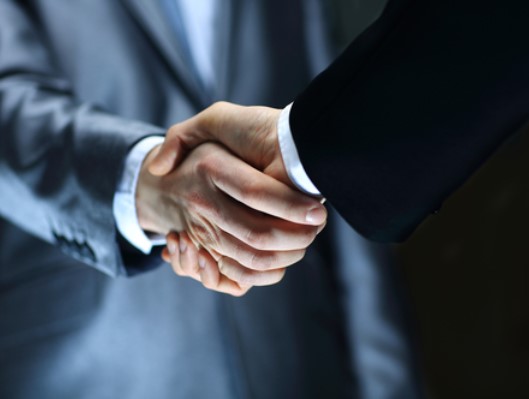 Ваш спутник поздоровался с незнакомым вам человеком. Нужно ли здороваться вам?