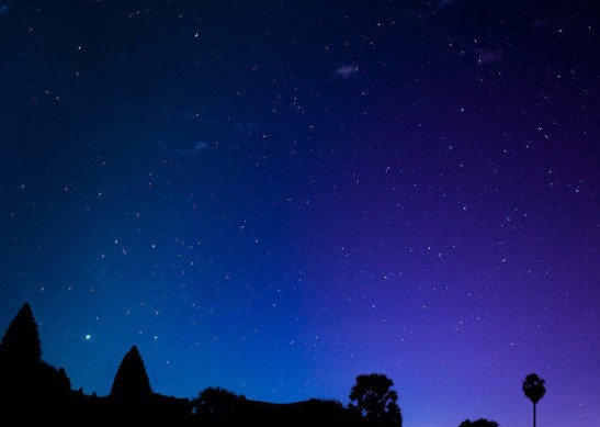 Звездными скоплениями называют гравитационно связанную группу звезд, перемещающихся как единое целое. У всех звезд в скоплении одинаковое происхождение и примерно одинаковое что-то еще. Что?