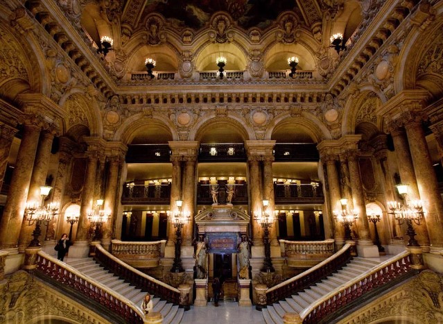 На каком берегу Сены расположен Лувр?